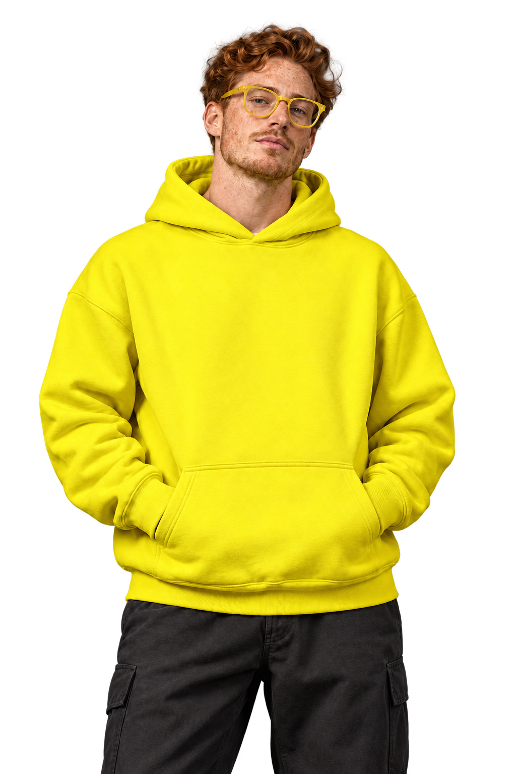 Modelo ruivo com óculos de grau amarelos e moletom amarelo com pequeno símbolo Tração no centro do peito.