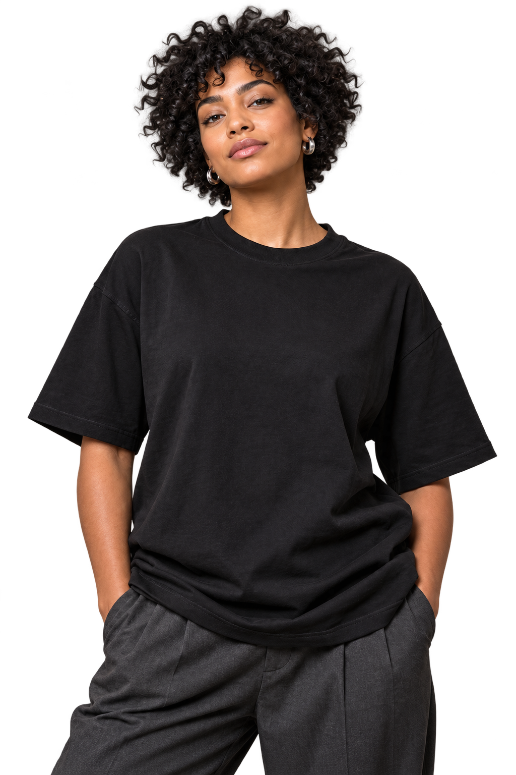 Modelo com camiseta preta e pequeno logotipo Tração no peito.